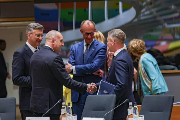 June 18, 2026, Brussels, Belgium, European Union: RUMEN RADEV, Prime Minister of Bulgaria, shakes hands with URSULA VON DER LEYEN, President of the European Commission, not seen, as PETER MAGYAR, Prime Minister of Hungary; FRIEDRICH MERZ, Chancellor of Germany; and ANDREJ PLENKOVIC, Prime Minister of Croatia, watch and smile inside the European Council during the European Council Summit in Brussels. Brussels European Union - ZUMAo116 20260618_znp_o116_110 Copyright: xBiancaxOterox