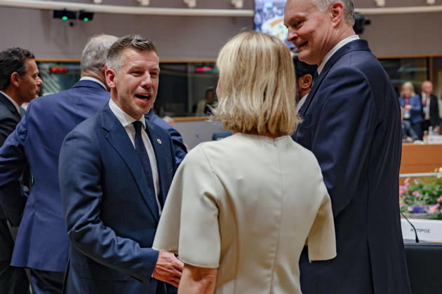 June 18, 2026, Brussels, Belgium, European Union: PETER MAGYAR, Prime Minister of Hungary, greets KAJA KALLAS, EU High Representative for Foreign Affairs and Security Policy with GITANAS NAUSEDA, President of the Republic of Lithuania standing beside inside the European Council during the European Council Summit in Brussels. Magyar attends his first European Council summit as HungaryÃ¢â‚¬â ¢s prime minister. Brussels European Union - ZUMAo116 20260618_znp_o116_119 Copyright: xBiancaxOterox