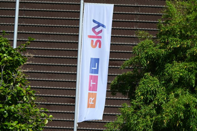 Logo, RTL Television lettering; RTL for short, short for Radio Télévision Luxembourg, a German-language private broadcaster owned by the RTL Group and headquartered in Cologne. It originated as an offshoot of the German-language radio station Radio Luxembourg. RTL Deutschland and Sky Deutschland are now a joint venture and are thus among the leading providers in th