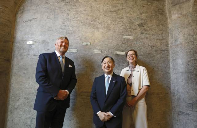 Japan s emperor in Leiden Emperor Naruhito (C) of Japan and King Willem-Alexander of the Netherlands visit the Sweat Room, where graduates sign their names, at Leiden University, in Leiden, the Netherlands, on June 18, 2026, during the emperor s state visit. (Pool photo)  A14AA0005619463P