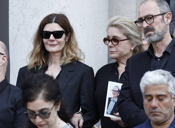Chiara Mastroianni and her mother, Catherine Deneuve, at the funeral of Mr. Satrapi at the Père Lachaise Crematorium in Paris on June 19, 2026. The author of the famous graphic novel, which was adapted into a film, Persepolis, died on June 3, 2026, at the age of 56, inconsolable over the loss of her husband, M. Ripa, which occurred a year earlier. Cyril Moreau Bestimage at the funeral of M. Satrapi at the Père Lachaise Crematorium in Paris, on June 19, 2026. The author of the famous graphic novel, adapted into a film, Persepolis, died on June 3, 2026, at the age of 56, inconsolable over the loss of her husband, M. Ripa, which occurred a year earlier. Paris, France,detected_source_language Copyright: xCYRILxMOREAUx xBESTIMAGExCYRILxMOREAUx xBESTIMAGEx