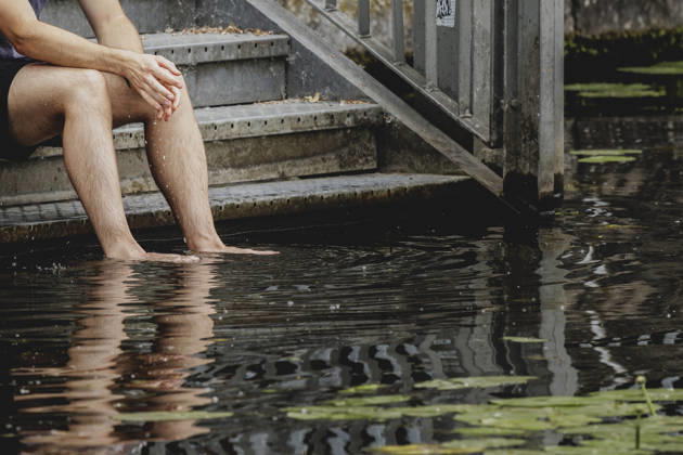 A man cools his feet in the Mueggelspree, photographed in the Koepenick district of Berlin, June 19, 2026. All of Germany is expecting a heat wave in the coming days. Berlin, Germany,detected_source_language Copyright: xFlorianxGaertnerx