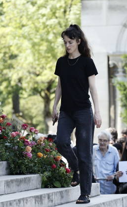Charlotte Le Bon at the funeral of Mr. Satrapi at the Père Lachaise Crematorium in Paris on June 19, 2026. The author of the famous graphic novel, which was adapted into a film, Persepolis, died on June 3, 2026, at the age of 56, inconsolable over the loss of her husband, M. Ripa, which occurred a year earlier. Cyril Moreau Bestimage The funeral of M. Satrapi at the Père Lachaise Crematorium in Paris, on June 19, 2026. The author of the famous graphic novel, adapted into a film, Persepolis, died on June 3, 2026, at the age of 56, inconsolable over the loss of her husband, M. Ripa, which occurred a year earlier. Paris, France,detected_source_language Copyright: xCYRILxMOREAUx xBESTIMAGExCYRILxMOREAUx xBESTIMAGEx