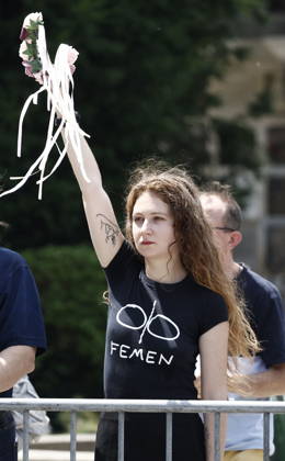 A Femen representative at Mr. Satrapi’s funeral at the Père Lachaise Crematorium in Paris on June 19, 2026. The author of the famous graphic novel, which was adapted into a film, Persepolis, died on June 3, 2026, at the age of 56, inconsolable over the loss of her husband, M. Ripa, which occurred a year earlier. Cyril Moreau Bestimage The funeral of M. Satrapi at the Père Lachaise Crematorium in Paris, on June 19, 2026. The author of the famous graphic novel, adapted into a film, Persepolis, died on June 3, 2026, at the age of 56, inconsolable over the loss of her husband, M. Ripa, which occurred a year earlier. Paris, France,detected_source_language Copyright: xCYRILxMOREAUx xBESTIMAGExCYRILxMOREAUx xBESTIMAGEx