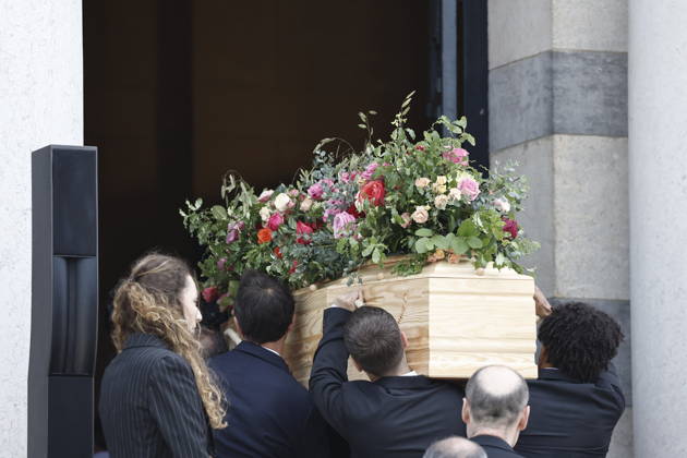 The coffin of the deceased is carried into the Coupole Hall during Mr. Satrapi’s funeral at the Père Lachaise Crematorium in Paris on June 19, 2026. The author of the famous graphic novel, which was adapted into a film, Persepolis, died on June 3, 2026, at the age of 56, inconsolable over the loss of her husband, M. Ripa, which occurred a year earlier. Cyril Moreau Bestimage The funeral of M. Satrapi at the Père Lachaise Crematorium in Paris, on June 19, 2026. The author of the famous graphic novel, adapted into a film, Persepolis, died on June 3, 2026, at the age of 56, inconsolable over the loss of her husband, M. Ripa, which occurred a year earlier. Paris, France,detected_source_language Copyright: xCYRILxMOREAUx xBESTIMAGExCYRILxMOREAUx xBESTIMAGEx