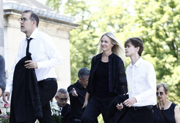 Guest at the funeral of Mr. Satrapi at the Père Lachaise Crematorium in Paris on June 19, 2026. The author of the famous graphic novel, which was adapted into a film, Persepolis, died on June 3, 2026, at the age of 56, inconsolable over the loss of her husband, M. Ripa, which occurred a year earlier. Cyril Moreau Bestimage The funeral of M. Satrapi at the Père Lachaise Crematorium in Paris, on June 19, 2026. The author of the famous graphic novel, adapted into a film, Persepolis, died on June 3, 2026, at the age of 56, inconsolable over the loss of her husband, M. Ripa, which occurred a year earlier. Paris, France,detected_source_language Copyright: xCYRILxMOREAUx xBESTIMAGExCYRILxMOREAUx xBESTIMAGEx