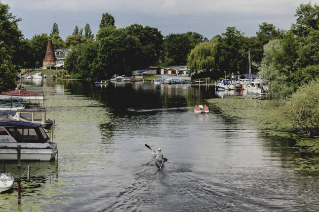 A kayak on the Mueggelspree, photographed in the Koepenick district of Berlin, June 19, 2026. All of Germany is expecting a heat wave in the coming days. Berlin, Germany,detected_source_language Copyright: xFlorianxGaertnerx