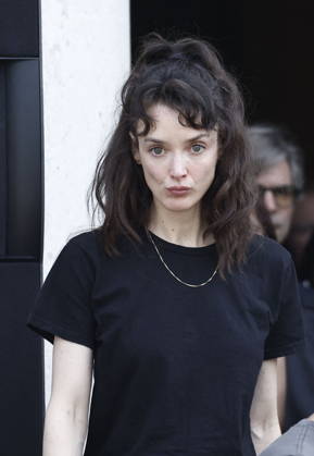 Charlotte Le Bon at the funeral of Mr. Satrapi at the Père Lachaise Crematorium in Paris on June 19, 2026. The author of the famous graphic novel, which was adapted into a film, Persepolis, died on June 3, 2026, at the age of 56, inconsolable over the loss of her husband, M. Ripa, which had occurred a year earlier. Cyril Moreau Bestimage at the funeral of M. Satrapi at the Père Lachaise Crematorium in Paris, on June 19, 2026. The author of the famous graphic novel, adapted into a film, Persepolis, died on June 3, 2026, at the age of 56, inconsolable over the loss of her husband, M. Ripa, which occurred a year earlier. Paris, France,detected_source_language Copyright: xCYRILxMOREAUx xBESTIMAGExCYRILxMOREAUx xBESTIMAGEx