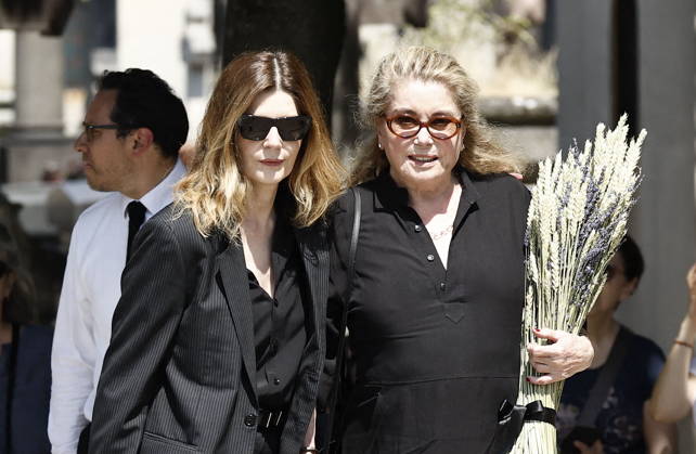 Catherine Deneuve and her daughter Chiara Mastroianni at the funeral of Mr. Satrapi at the Père Lachaise Crematorium in Paris on June 19, 2026. The author of the famous graphic novel, which was adapted into a film, Persepolis, died on June 3, 2026, at the age of 56, inconsolable over the loss of her husband, M. Ripa, which had occurred a year earlier. Cyril Moreau Bestimage at the funeral of M. Satrapi at the Père Lachaise Crematorium in Paris, on June 19, 2026. The author of the famous graphic novel, adapted into a film, Persepolis, died on June 3, 2026, at the age of 56, inconsolable over the loss of her husband, M. Ripa, which occurred a year earlier. Paris, France,detected_source_language Copyright: xCYRILxMOREAUx xBESTIMAGExCYRILxMOREAUx xBESTIMAGEx