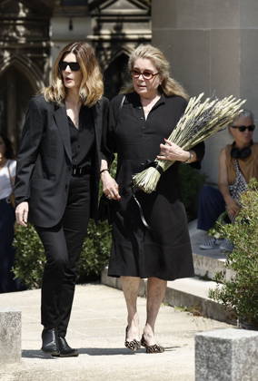 Catherine Deneuve and her daughter Chiara Mastroianni at the funeral of Mr. Satrapi at the Père Lachaise Crematorium in Paris on June 19, 2026. The author of the famous graphic novel, which was adapted into a film, Persepolis, died on June 3, 2026, at the age of 56, inconsolable over the loss of her husband, M. Ripa, which had occurred a year earlier. Cyril Moreau Bestimage at the funeral of M. Satrapi at the Père Lachaise Crematorium in Paris, on June 19, 2026. The author of the famous graphic novel, adapted into a film, Persepolis, died on June 3, 2026, at the age of 56, inconsolable over the loss of her husband, M. Ripa, which occurred a year earlier. Paris, France,detected_source_language Copyright: xCYRILxMOREAUx xBESTIMAGExCYRILxMOREAUx xBESTIMAGEx