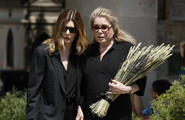 Catherine Deneuve and her daughter Chiara Mastroianni at the funeral of Mr. Satrapi at the Père Lachaise Crematorium in Paris on June 19, 2026. The author of the famous graphic novel, which was adapted into a film, Persepolis, died on June 3, 2026, at the age of 56, inconsolable over the loss of her husband, M. Ripa, which had occurred a year earlier. Cyril Moreau Bestimage at the funeral of M. Satrapi at the Père Lachaise Crematorium in Paris, on June 19, 2026. The author of the famous graphic novel, adapted into a film, Persepolis, died on June 3, 2026, at the age of 56, inconsolable over the loss of her husband, M. Ripa, which occurred a year earlier. Paris, France,detected_source_language Copyright: xCYRILxMOREAUx xBESTIMAGExCYRILxMOREAUx xBESTIMAGEx