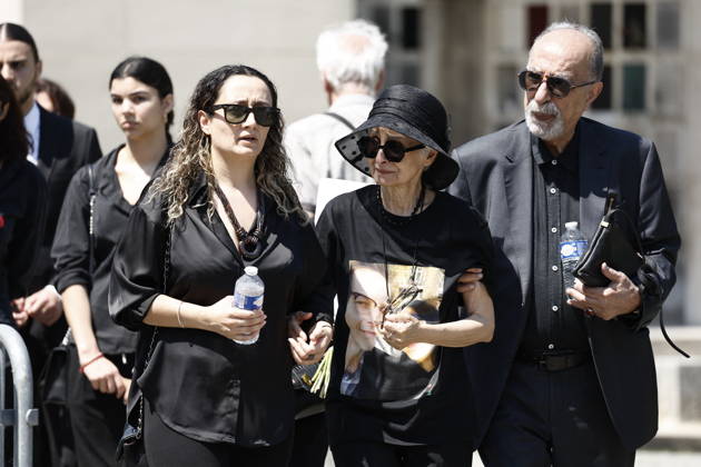 The parents of the deceased at Mr. Satrapi’s funeral at the Père Lachaise Crematorium in Paris on June 19, 2026. The author of the famous graphic novel, which was adapted into a film, Persepolis, died on June 3, 2026, at the age of 56, inconsolable over the loss of her husband, M. Ripa, which occurred a year earlier. Cyril Moreau Bestimage at the funeral of M. Satrapi at the Père Lachaise Crematorium in Paris, on June 19, 2026. The author of the famous graphic novel, adapted into a film, Persepolis, died on June 3, 2026, at the age of 56, inconsolable over the loss of her husband, M. Ripa, which occurred a year earlier. Paris, France,detected_source_language Copyright: xCYRILxMOREAUx xBESTIMAGExCYRILxMOREAUx xBESTIMAGEx