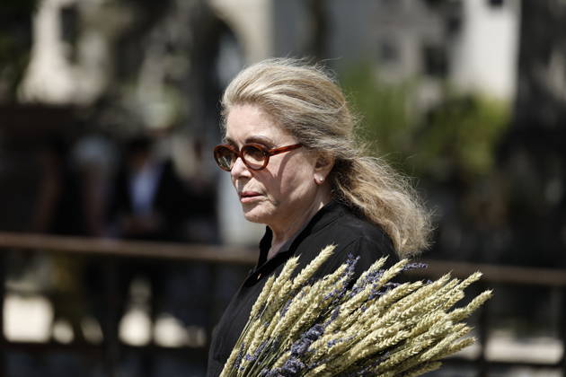 Catherine Deneuve and her daughter, Chiara Mastroianni, at the funeral of Mr. Satrapi at the Père Lachaise Crematorium in Paris on June 19, 2026. The author of the famous graphic novel, which was adapted into a film, Persepolis, died on June 3, 2026, at the age of 56, inconsolable over the loss of her husband, M. Ripa, which occurred a year earlier. Cyril Moreau Bestimage at the funeral of M. Satrapi at the Père Lachaise Crematorium in Paris, on June 19, 2026. The author of the famous graphic novel, adapted into a film, Persepolis, died on June 3, 2026, at the age of 56, inconsolable over the loss of her husband, M. Ripa, which occurred a year earlier. Paris, France,detected_source_language Copyright: xCYRILxMOREAUx xBESTIMAGExCYRILxMOREAUx xBESTIMAGEx