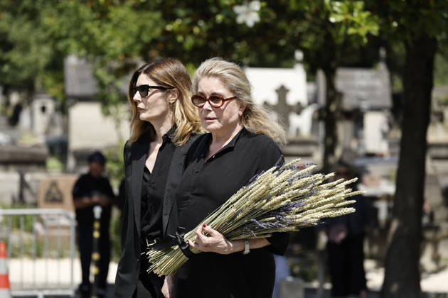 Catherine Deneuve and her daughter, Chiara Mastroianni, at the funeral of Mr. Satrapi at the Père Lachaise Crematorium in Paris on June 19, 2026. The author of the famous graphic novel, which was adapted into a film, Persepolis, died on June 3, 2026, at the age of 56, inconsolable over the loss of her husband, M. Ripa, which occurred a year earlier. Cyril Moreau Bestimage at the funeral of M. Satrapi at the Père Lachaise Crematorium in Paris, on June 19, 2026. The author of the famous graphic novel, adapted into a film, Persepolis, died on June 3, 2026, at the age of 56, inconsolable over the loss of her husband, M. Ripa, which occurred a year earlier. Paris, France,detected_source_language Copyright: xCYRILxMOREAUx xBESTIMAGExCYRILxMOREAUx xBESTIMAGEx