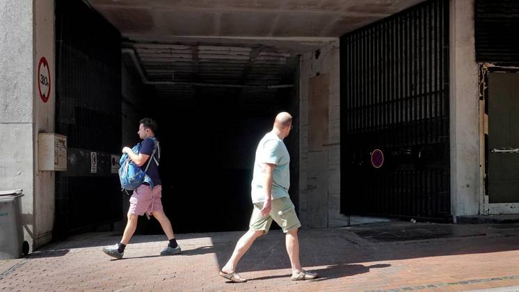 The Coolest Spot in Downtown FOR EDITORIAL PURPOSES ONLY EDITORIAL USE ONLY p The exit from the Kaufhof underground parking garage on Friday, June 19, 2026, on Casinostraße in Witten, is the coolest spot in the city center. The heat wave is sweeping through the city with temperatures well above 30 degrees. NOTE Copyright: MichaelxKorte doc86cvo3axalz15xpz5w5e ,EDITORIAL USE ONLY Copyright: MichaelxKorte