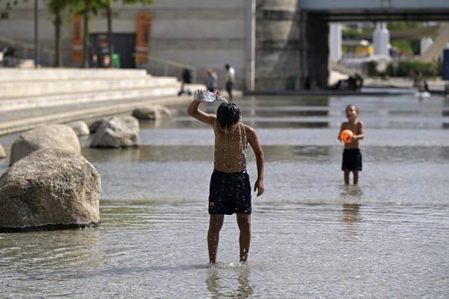 Heat Wave and Stifling Heat in Lyon, June 19, 2026 PHOTOPQR LE PROGRES Joël PHILIPPON Lyon June 19, 2026 Heat Wave and Stifling Heat in Lyon, June 19, 2026 Here, the people of Lyon who dare to brave the blazing sun come to the banks of the Rhône right in the city center, wading into the water to cool off Heatwave and stifling heat in Lyon heatwave in France, June 19, 2026 Lyon Rhône Rhône-Alpes France,detected_source_language  Copyright: xPHOTOPQR LExPROGRES MAXPPPxJoëlxPHILIPPONx 20260619LPL5792 20260619LPL5792