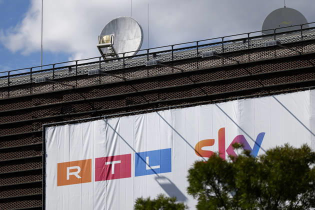 A few weeks ago, a poster at the headquarters of the TV network RTL on Picassoplatz in Cologne-Deutz announced the merger with Sky. RTL is in the midst of a crisis caused by pressure from ratings and fierce competition from streaming services. With the acquisition of Sky Deutschland, effective June 1, 2026, for at least 150 million euros, th Copyright: xChristophxHardtx