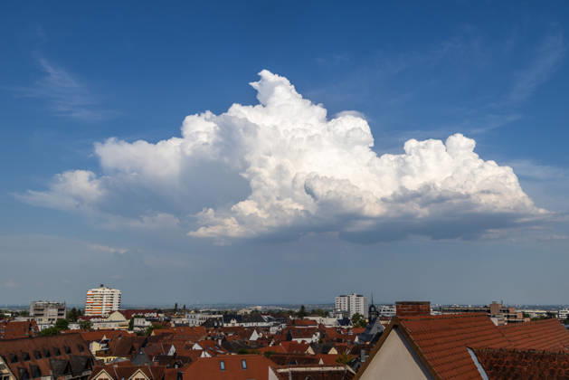 Cumulus clouds in the sky. Cumulus clouds have formed due to the intense heat. Severe thunderstorms are active in some parts of Germany this evening. Germany,detected_source_language