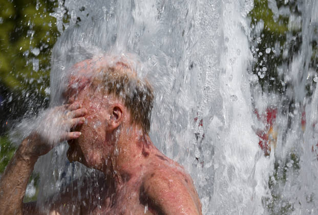 Hot weather in Berlin BERLIN, GERMANY - JUNE 19: People cool off in ornamental fountains as high temperatures affect Berlin, Germany on June 19, 2026. Temperatures periodically exceeded 30 degrees Celsius, prompting some residents and visitors to seek relief from the heat in public spaces across the city. Halil Sagirkaya Anadolu Berlin Germany. Editorial use only. Please get in touch for any other usage.  Copyright: x2026xAnadoluxHalilxSagirkayax