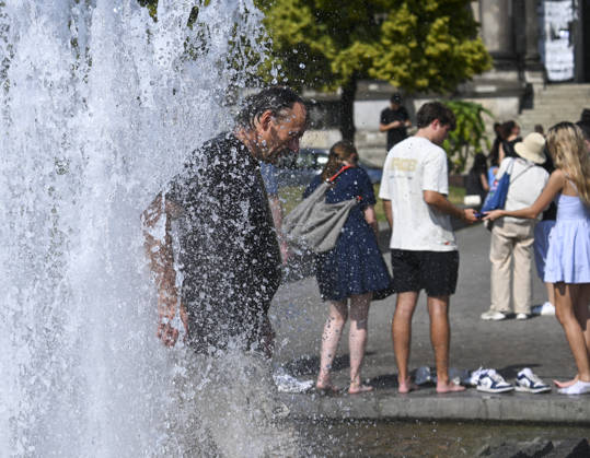 Hot weather in Berlin BERLIN, GERMANY - JUNE 19: People cool off in ornamental fountains as high temperatures affect Berlin, Germany on June 19, 2026. Temperatures periodically exceeded 30 degrees Celsius, prompting some residents and visitors to seek relief from the heat in public spaces across the city. Halil Sagirkaya Anadolu Berlin Germany. Editorial use only. Please get in touch for any other usage.  Copyright: x2026xAnadoluxHalilxSagirkayax