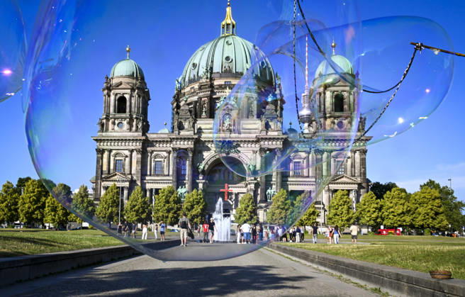 Hot weather in Berlin BERLIN, GERMANY - JUNE 19: BERLIN, GERMANY - JUNE 19: A street performer creating giant soap bubbles with foamy water in front of the Berlin Cathedral attracted the attention of visitors as hot weather affected the German capital on June 19, 2026. Temperatures periodically exceeded 30 degrees Celsius, prompting some residents and visitors to seek relief from the heat in public spaces across the city. Halil Sagirkaya Anadolu Berlin Germany. Editorial use only. Please get in touch for any other usage.  Copyright: x2026xAnadoluxHalilxSagirkayax