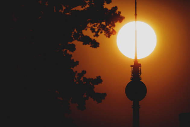 The setting sun is visible behind the TV tower in Berlin, June 19, 2026. A heat wave is currently affecting all of Germany. Berlin, Germany,detected_source_language Copyright: xFlorianxGaertnerx