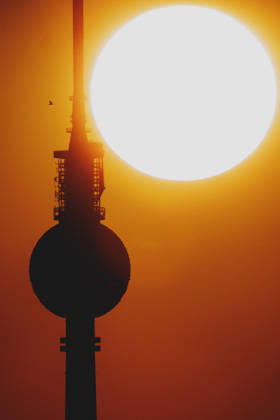 The setting sun is visible behind the TV tower in Berlin, June 19, 2026. A heat wave is currently affecting all of Germany. Berlin, Germany,detected_source_language Copyright: xFlorianxGaertnerx