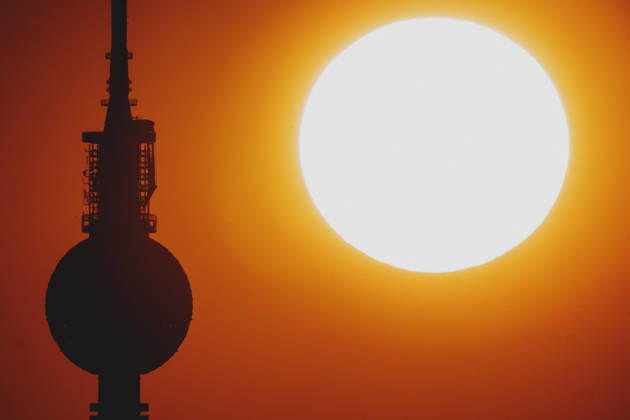 The setting sun is visible behind the TV tower in Berlin, June 19, 2026. A heat wave is currently affecting all of Germany. Berlin, Germany,detected_source_language Copyright: xFlorianxGaertnerx