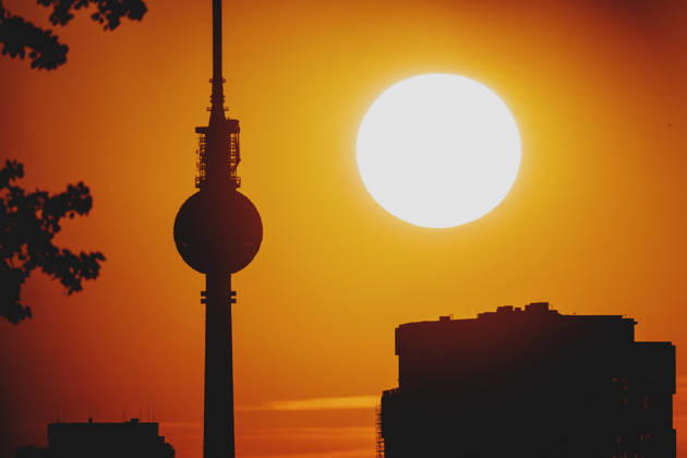 The setting sun is visible behind the TV tower in Berlin, June 19, 2026. A heat wave is currently affecting all of Germany. Berlin, Germany,detected_source_language Copyright: xFlorianxGaertnerx