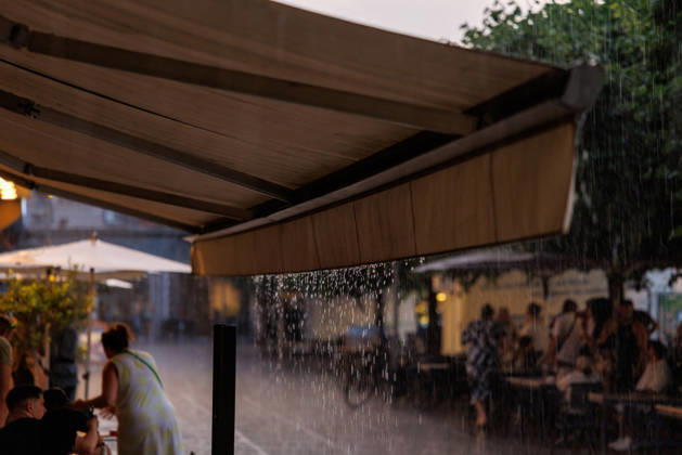 St. Johns Night, Mainz, June 19, 2026 A summer thunderstorm brings brief relief Rainwater drips from a canopy Scenes from St. Johns Night in downtown Mainz, Current Events, Rhineland-Palatinate, St. John’s Night in Mainz on June 19, 2026; downtown Mainz; Rhineland-Palatinate; Germany,detected_source_language Copyright: xStephanxHahnex