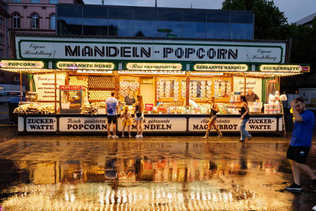 St. Johns Night, Mainz, June 19, 2026 A summer thunderstorm provides a brief respite; in the background, a stand selling roasted almonds and popcorn. Scenes from St. Johns Night in downtown Mainz, Current Events, Rhineland-Palatinate, St. John’s Night in Mainz on June 19, 2026; downtown Mainz; Rhineland-Palatinate; Germany,detected_source_language Copyright: xStephanxHahnex