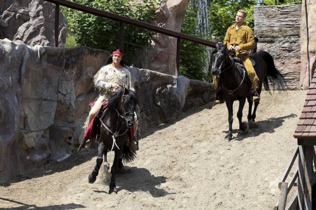 ABB KARLMAY Bastian Semm Old Shatterhand Alexander Klaws Winnetou The actors, in makeup and costume, ride on Friday, June 19, 2026, during the dress rehearsal for the play In the Valley of Death at the 2026 Karl May Festival in the Indian Village on the Kalkberg. The premiere will take place on June 27 at the open-air theater on the Kalkberg in Bad Segeberg, Schleswig-Holstein,