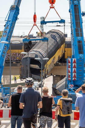 Serious freight train accident in Munich; recovery of a railcar that fell off a bridge; Saturday a