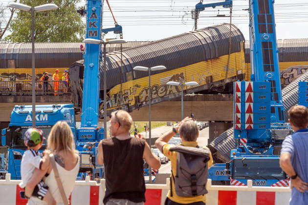 Serious freight train accident in Munich; recovery of a railcar that fell off a bridge; Saturday a