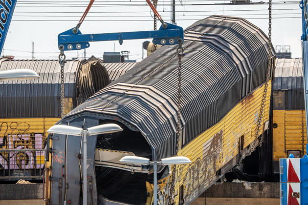 Serious freight train accident in Munich; recovery of a railcar that fell off a bridge, Saturday afternoon, Munich, June 20,