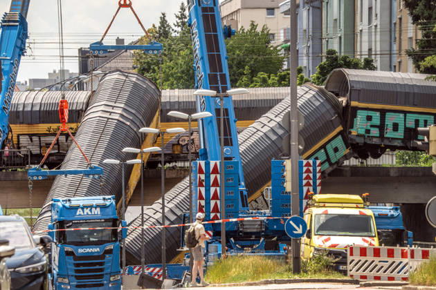 Serious freight train accident in Munich; recovery of a railcar that fell off a bridge; Saturday a
