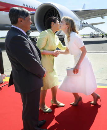 Crown Princess Elisabeth Welcomes Japanese Emperor and Empress - Brussels Emperor Naruhito of Japan and his wife, Empress Masako are welcomed by Princess Elisabeth of Belgium upon their arrival at Melsbroek airport in Brussels, Belgium, 20 June 2026. The Japanese imperial majesties are on a state visit to Belgium. This year, Belgium and Japan celebrate 160 years of diplomatic relations. This state visit is therefore the opportunity to confirm the close ties between the two countries, which are also reflected in the special bond between the Belgian royal family and the Japanese imperial family Photo by Pool ABACAPRESS.COM Brussels Belgium  Copyright: xABACAx