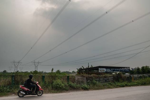 Power Outage in Tangerang, Indonesia TANGERANG, INDONESIA - JUNE 20, 2026: Indonesian state-owned electricity company, Perusahaan Listrik Negara (PLN), announced a power outage in several areas of Tangerang on June 20, 2026. This is part of PLN s recent repeated blackouts across Java due to coal shortages. PLN is currently accelerating the signing of contracts with coal suppliers, particularly for medium rank coal, which is widely used in coal power plants. Tangerang Indonesia Copyright: x xGabrixPerboirexWilhelminhoxRinggixSenggax xJNAxPressx