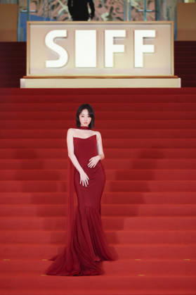 SHANGHAI, CHINA - JUNE 20: Actress Jiang Mengjie arrives at the red carpet of the closing ceremony for the 28th Shanghai International Film Festival on June 20, 2026 in Shanghai, China. Copyright: xVCGx 111649391092