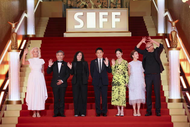 SHANGHAI, CHINA - JUNE 20: Jury members actor Tony Leung Chiu-wai, producer Dora Bouchoucha Fourati, director Guan Hu, director Aktan Abdykalykov, director-screenwriter Dea Kulumbegashvili, screenwriter Fernanda Valadez and actress Xin Zhilei arrive at the red carpet of the closing ceremony for the 28th Shanghai International Film Festival on June 20, 2026 in Shanghai, China.  Copyright: xVCGx 111649394339