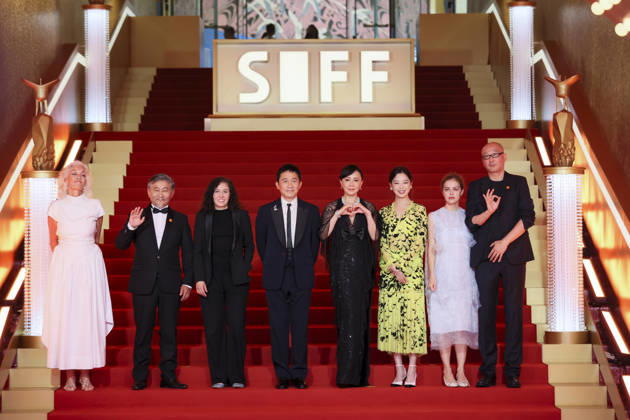 SHANGHAI, CHINA - JUNE 20: Jury members actor Tony Leung Chiu-wai and his wife Carina Lau Kar-ling, producer Dora Bouchoucha Fourati, director Guan Hu, director Aktan Abdykalykov, director-screenwriter Dea Kulumbegashvili, screenwriter Fernanda Valadez and actress Xin Zhilei arrive at the red carpet of the closing ceremony for the 28th Shanghai International Film Festival on June 20, 2026 in Shanghai, China.  Copyright: xVCGx 111649394343