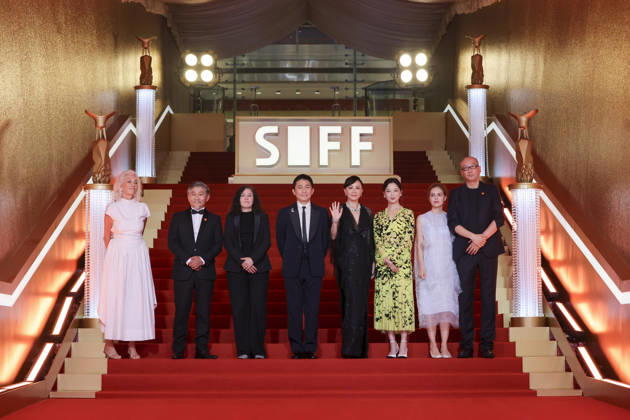 SHANGHAI, CHINA - JUNE 20: Jury members actor Tony Leung Chiu-wai and his wife Carina Lau Kar-ling, producer Dora Bouchoucha Fourati, director Guan Hu, director Aktan Abdykalykov, director-screenwriter Dea Kulumbegashvili, screenwriter Fernanda Valadez and actress Xin Zhilei arrive at the red carpet of the closing ceremony for the 28th Shanghai International Film Festival on June 20, 2026 in Shanghai, China.  Copyright: xVCGx 111649394401