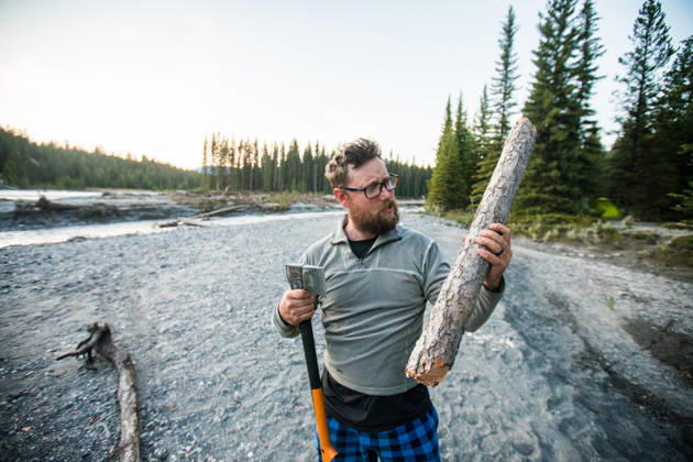 Man with an axe holding a log for firewood Canal Flats, British Columbia, Canada CR_JDIP260620C4-2054948-01 ,model released, Symbolfoto
