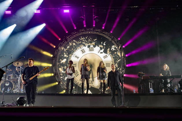 CELEBRITES : Printemps de Perouges - Saint-Maurice-de-Remens (01) France - 24 06 2026 Ricky Howard, Lorelei McBroom, Emily Lynn, Lara Smiles, Chris Barnes et Jason Sawford du groupe The Australian Pink Floyd Show se produisent sur la scene du festival Printemps de Pérouges au château de Saint-Maurice-de-Rémens (01 - France-) le 24 06 2026. Photo Sandrine Thesillat PsNewZ  Copyright: xSandrinexTHESILLATx