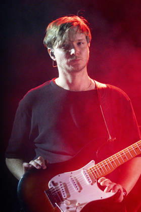 CELEBRITES : Printemps de Perouges - Saint-Maurice-de-Remens (01) France - 24 06 2026 Luc Ledy-Lepine du groupe The Australian Pink Floyd Show se produit sur la scene du festival Printemps de Pérouges au château de Saint-Maurice-de-Rémens (01 - France-) le 24 06 2026. Photo Sandrine Thesillat PsNewZ  Copyright: xSandrinexTHESILLATx