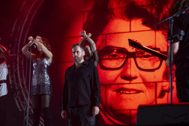 CELEBRITES : Printemps de Perouges - Saint-Maurice-de-Remens (01) France - 24 06 2026 Chris Barnes et Lorelei McBroom, Emily Lynn, Lara Smiles du groupe The Australian Pink Floyd Show se produisent sur la scene du festival Printemps de Pérouges au château de Saint-Maurice-de-Rémens (01 - France-) le 24 06 2026. Photo Sandrine Thesillat PsNewZ  Copyright: xSandrinexTHESILLATx