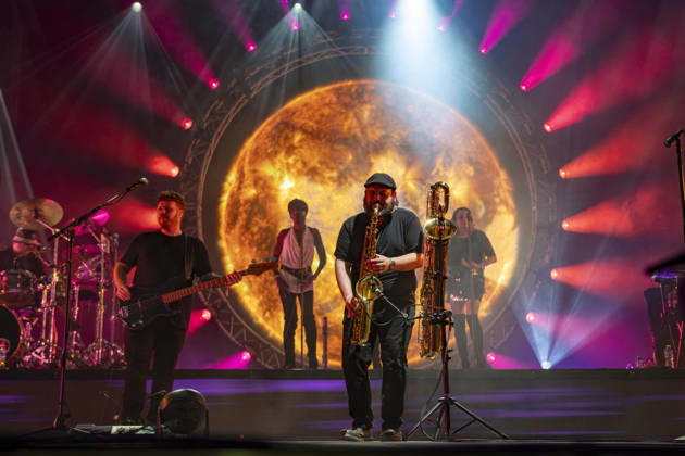 CELEBRITES : Printemps de Perouges - Saint-Maurice-de-Remens (01) France - 24 06 2026 Ricky Howard, Alex Francois et les choristes du groupe The Australian Pink Floyd Show se produit sur la scene du festival Printemps de Pérouges au château de Saint-Maurice-de-Rémens (01 - France-) le 24 06 2026. Photo Sandrine Thesillat PsNewZ  Copyright: xSandrinexTHESILLATx