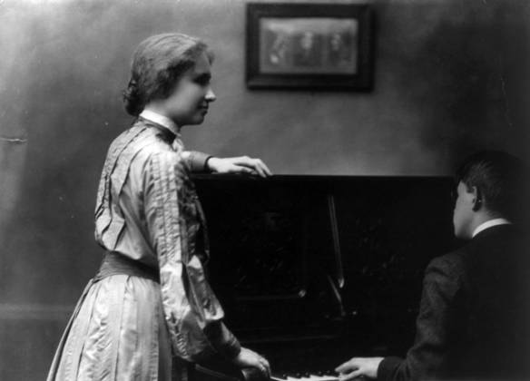RECORD DATE NOT STATED Helen Keller (1880 ? 1968), American author, political activist, and lecturer. Helen Keller at a piano, which man is playing. 1904. Helen Keller (1880 ? 1968), American author, political activist, and lecturer. She was the first deaf-blind person to earn a bachelor of arts degree. she campaigned for women s suffrage, labour rights, socialism, antimilitarism, and other similar causes. Editorial use only. All other uses to be cleared with the copyright owner (World History Archive), in advance., WHA_119_0201.jpg, Helen Keller; piano; 1904; deaf-blind; American author; political activist; lecturer; women s suffrage; labour rights; socialism; antimilitarism; bachelor of arts degree; historical figure; disability rights; s Copyright: xx