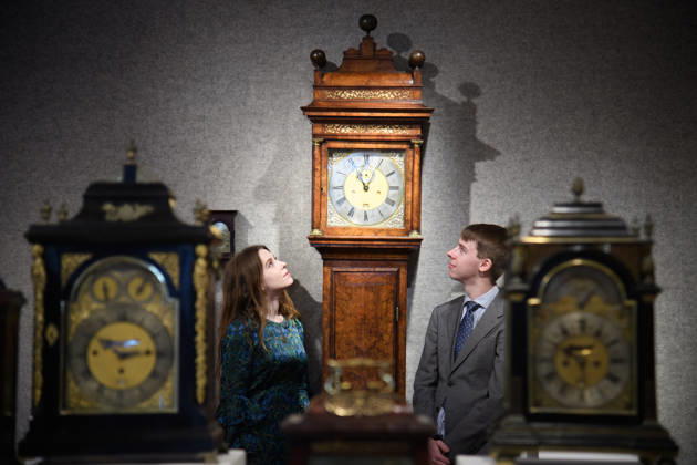 Bonhams Classics Week Sales at Bonhams, London, UK - 29 June 2026 A staff member views An exceptional early 18th century burr walnut month-going longcase clock - Thomas Tompion, London, No. 385 (est. £150k - £250k) which is part of Bonhams Classics Week Sales on 30th June - 2nd July at Bonhams, London, England, UK on Monday 29 June, 2026., Credit:Justin Ng Avalon UK, England, London, Bonhams Copyright: xJustinxNgx xAvalonx 1113334515