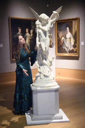 Bonhams Classics Week Sales at Bonhams, London, UK - 29 June 2026 A staff member views An impressive carved white marble figural group of Cupid and Psyche , together with a later white Carrara marble plinth by Ferdinando Vichi (est. £35k - £45k) which is part of Bonhams Classics Week Sales on 30th June - 2nd July at Bonhams, London, England, UK on Monday 29 June, 2026., Credit:Justin Ng Avalon UK, England, London, Bonhams Copyright: xJustinxNgx xAvalonx 1113334539